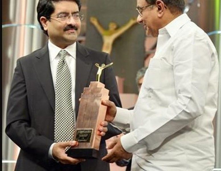 Kumar Mangalam Birla receiving the Business Leader of the year award at The Economic Times Awards for Corporate Excellence
