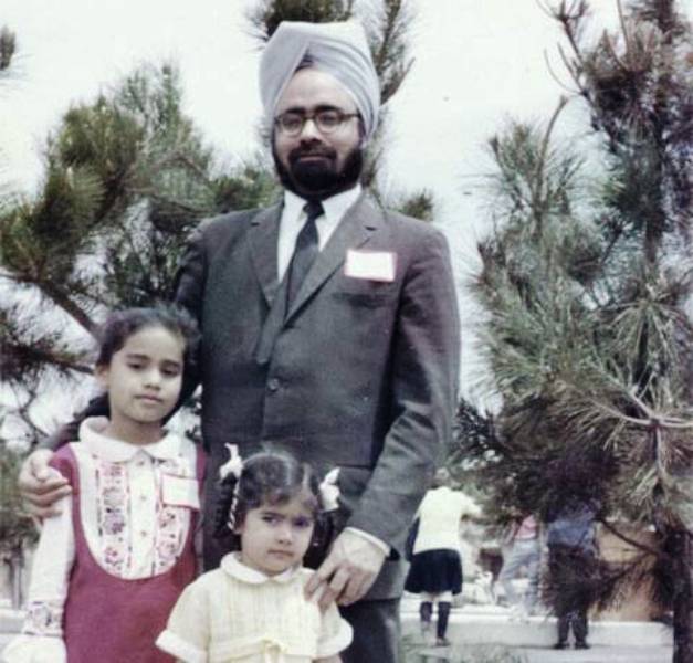 Manmohan Singh with daughters Upinder Singh and Daman Singh in Coney Island, New York in 1967