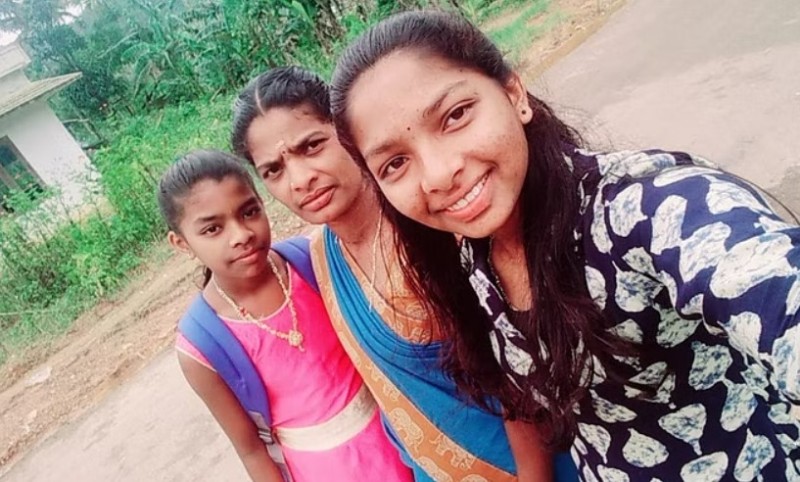 Minnu Mani (right) with her mother, Vasantha (centre), and her sister