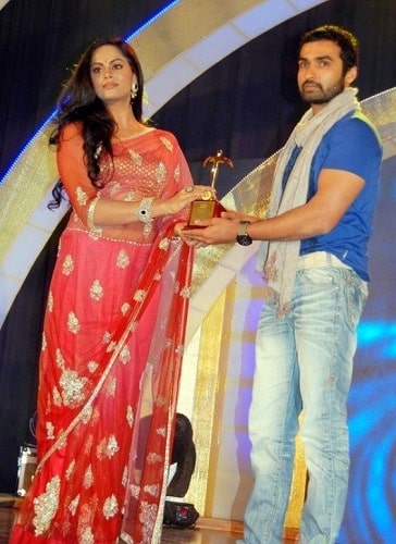 Nandha Durairaj receiving an award
