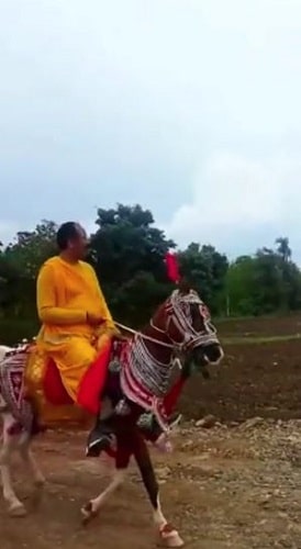 Pandit Pradeep Mishra riding a horse