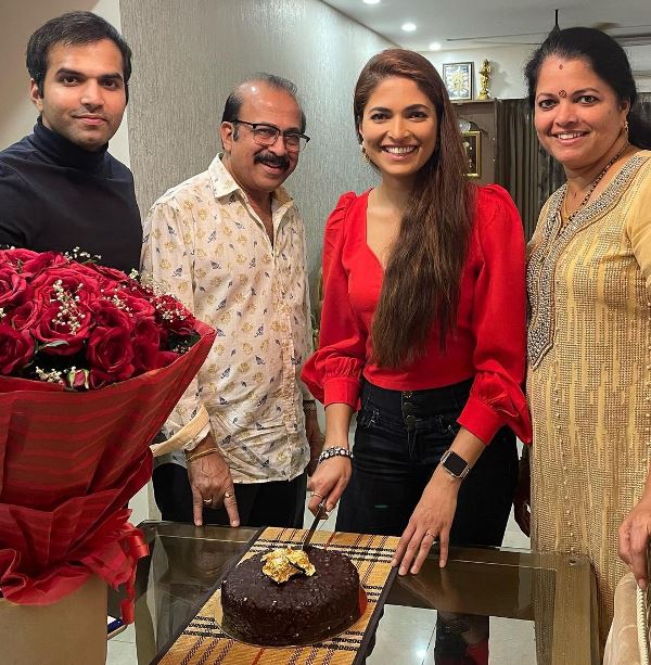Parvathy Omanakuttan celebrating her birthday with her family