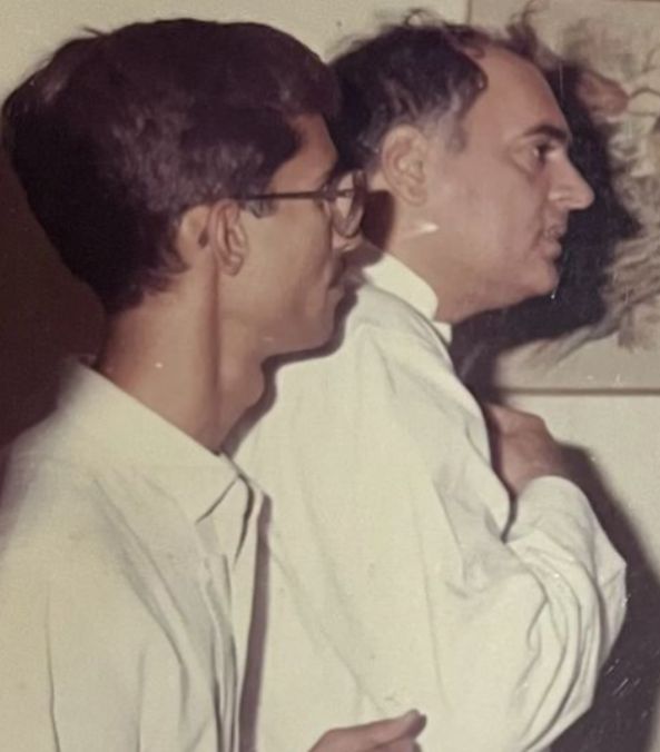 Pawan Khera's father with Indian politician Rajiv Gandhi