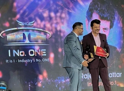 Rajesh Khattar receiving I No. One Award