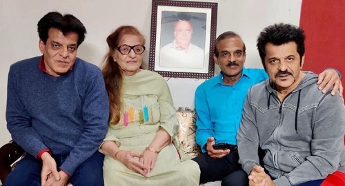 Rajesh Khattar with his mother and brothers