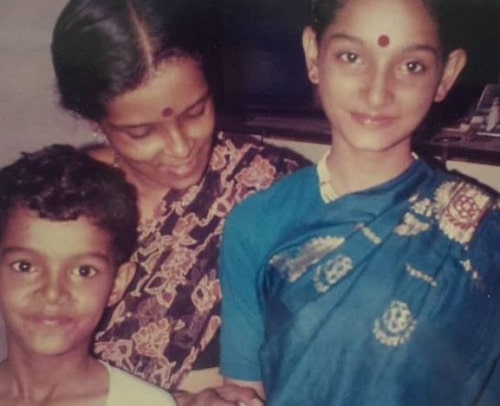 Rajeshwari Sachdev's childhood picture with her mother and brother