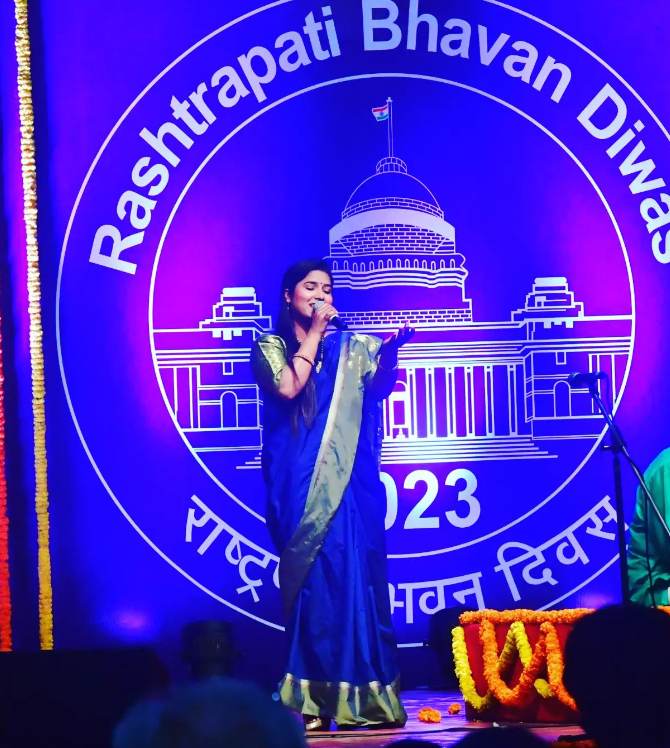 Sanjana performing during the Rashtrapati Bhavan Diwas