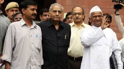 Shanti Bhushan and his son Prashant Bhushan with Arvind Kejriwal and Anna Hazare