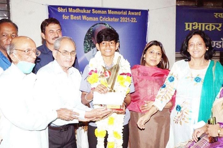 Soumya Tiwari receiving an award
