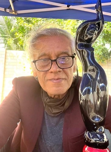 Sudhir Mishra with his award