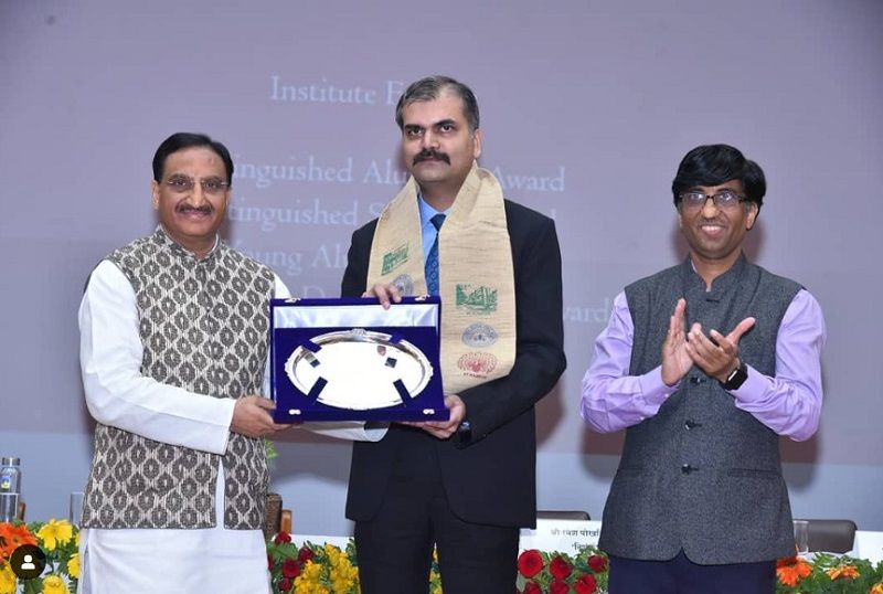 Vikas Vaibhav (centre) receiving Satyendra K Dubey Memorial Award by IIT Kanpur