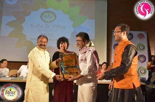 Vineet Kumar being honoured at Kala & Film Mahotsav 2016