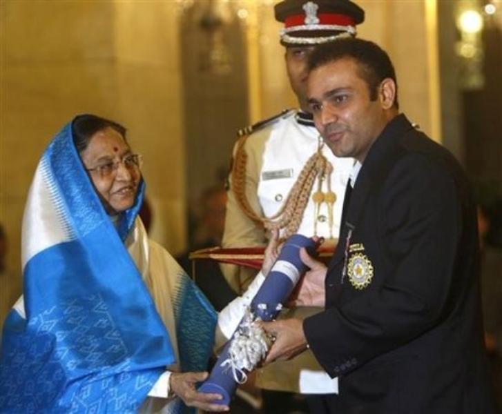 Virender Sehwag receiving Padma Shree from former President of India, Pratibha Singh Patil