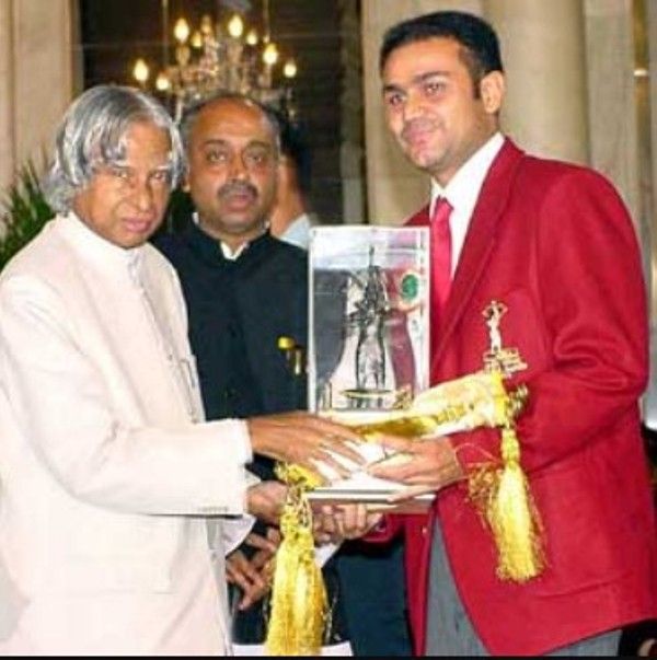 Virender Sehwag (right) receiving Arjuna Award from former President of India, A. P. J. Abdul Kalam