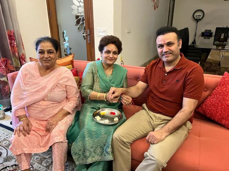 Virender Sehwag with his sisters, Manju Sehwag (extreme left) and Anju Sehwag