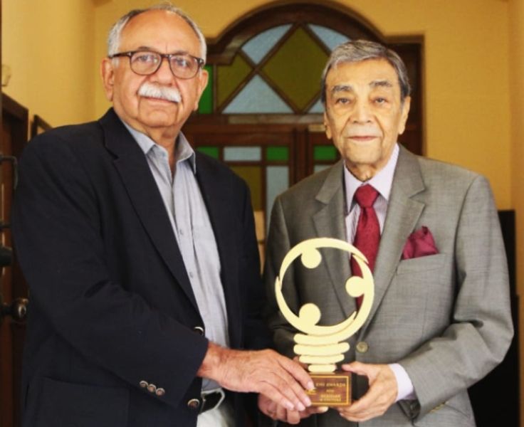 Zia Mohyeddin receving an award at the Karachi Electric KHI Awards