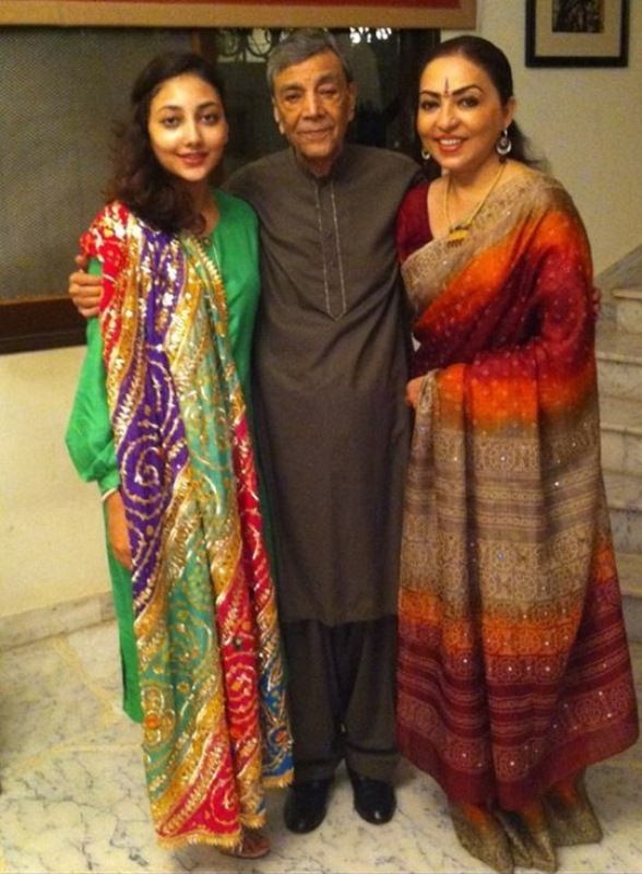 Zia Mohyeddin with his third wife and daughter