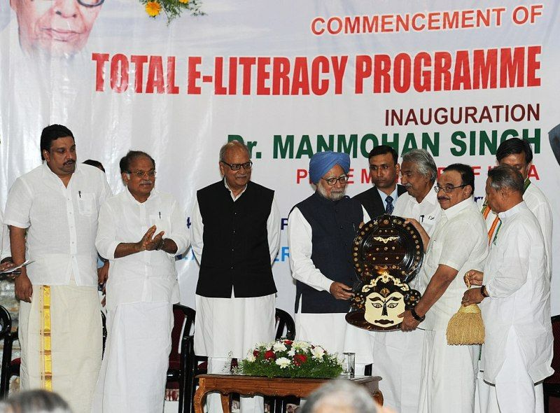 The Prime Minister Dr. Manmohan Singh being presented a memento at the inauguration of the 'Total E-Literacy Project' organised by P.N. Panicker Vigyan Vikas Kendra at Thiruvananthapuram in Kerala on 4 January 2014. The Governor of Kerala Shri Nikhil Kumar, the Chief Minister of Kerala Oommen Chandy and other dignitaries were also present at the inauguration.