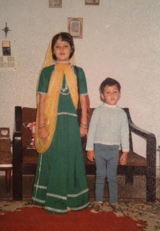 अपने छोटे भाई वरुण शंकर के साथ चारू शंकर की बचपन की तस्वीर