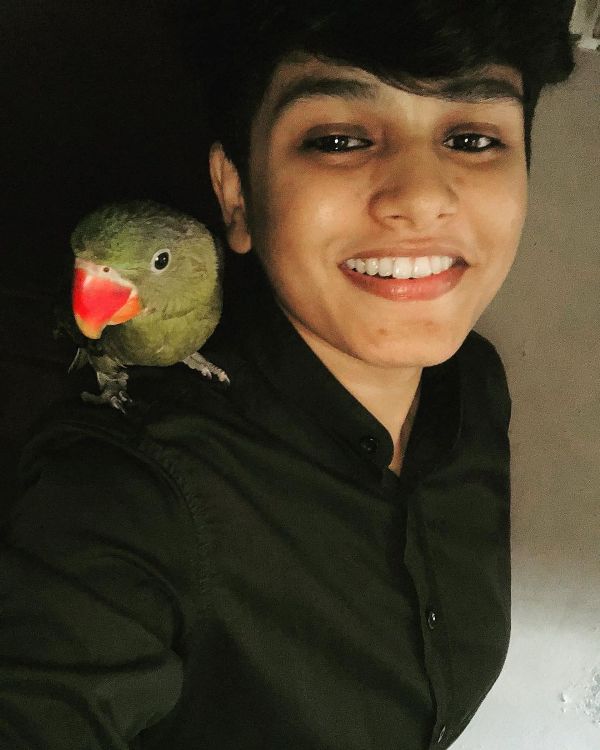 A photo of Anjuz Roash with a parrot