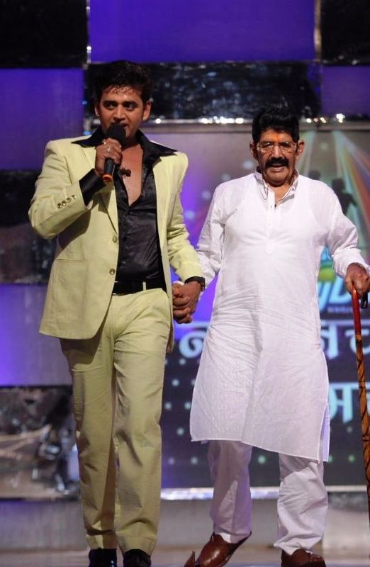 A photo of Ravi Kishan with his father taken during a show