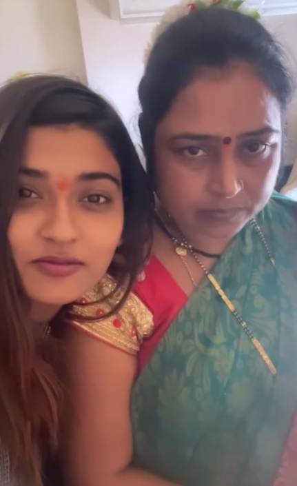 A picture of Akanksha Dubey with her mother