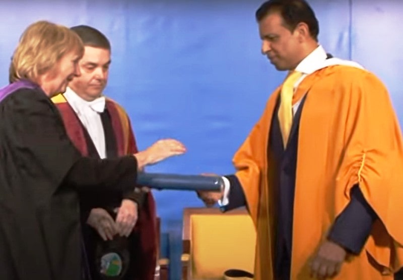 A picture of Sunny Varkey receiving the Honorary degree