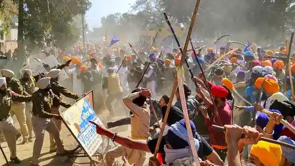 Amritpal and his supporters clash with the police outside the Ajnala police station