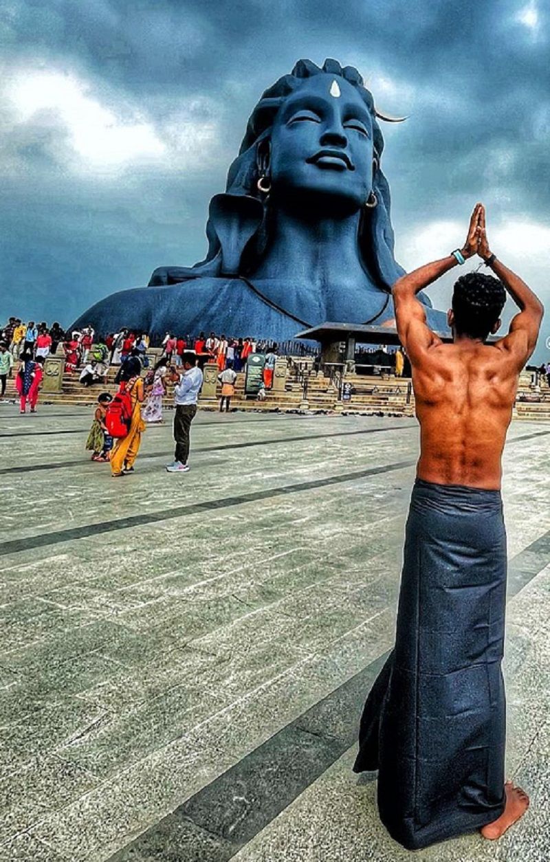 Aniyan Midhun bowing infront of Lord Shiva idol
