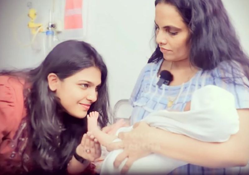 Arya Parvathy with her mother Deepthi Shankar, and younger sister (in her mother's lap)