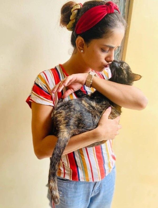 Bhagyashree Mote holding a cat