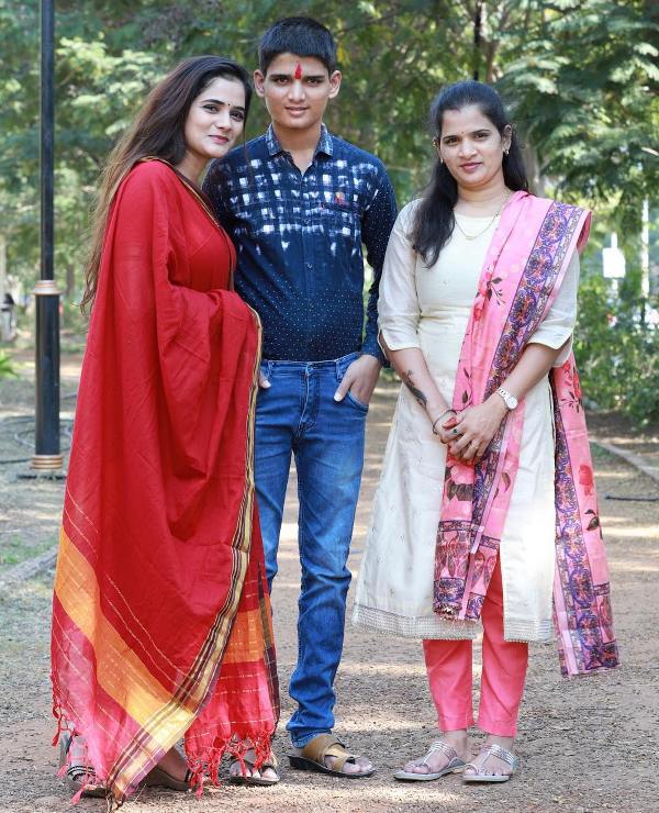 Bhagyashree Mote (left) with her brother and her late sister Madhu Markendeya (right)