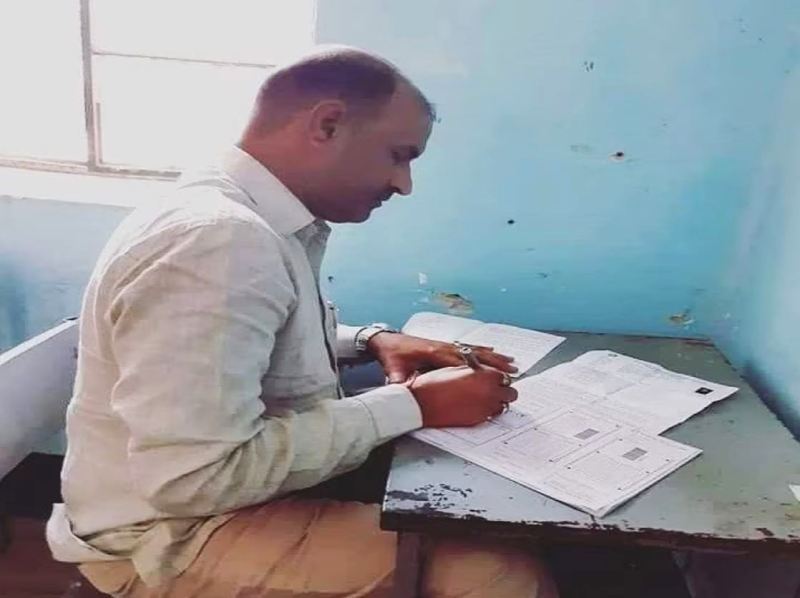 CP Joshi writing an LLB first-year exam Maharana Pratap Government Post Graduate College, Chittorgarh (2020)
