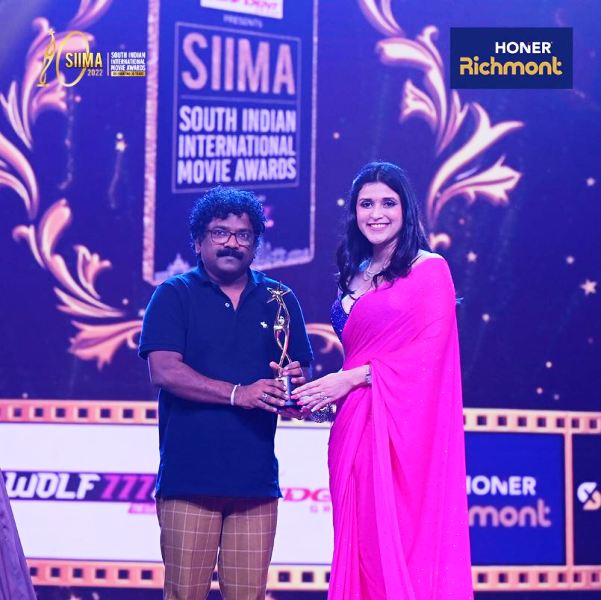 Chandrabose receiving the Best Lyricist Award for 'Srivalli' from Pushpa The Rise at SIIMA Awards (2022)