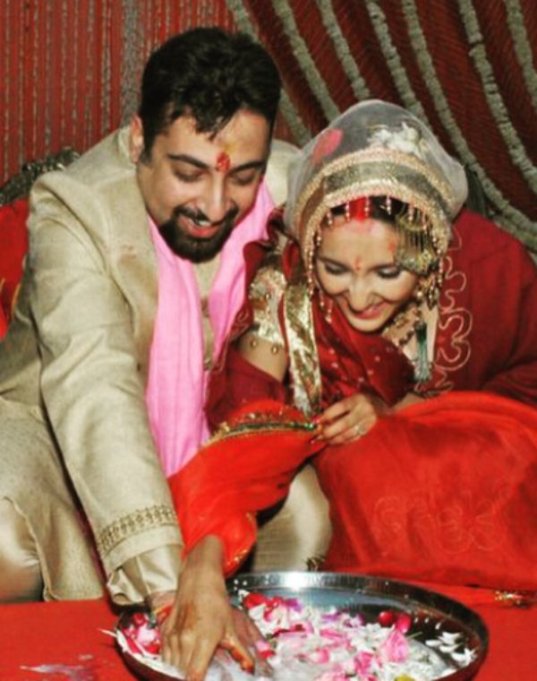 Charu Shankar and Raghav Laul while performing a wedding ritual