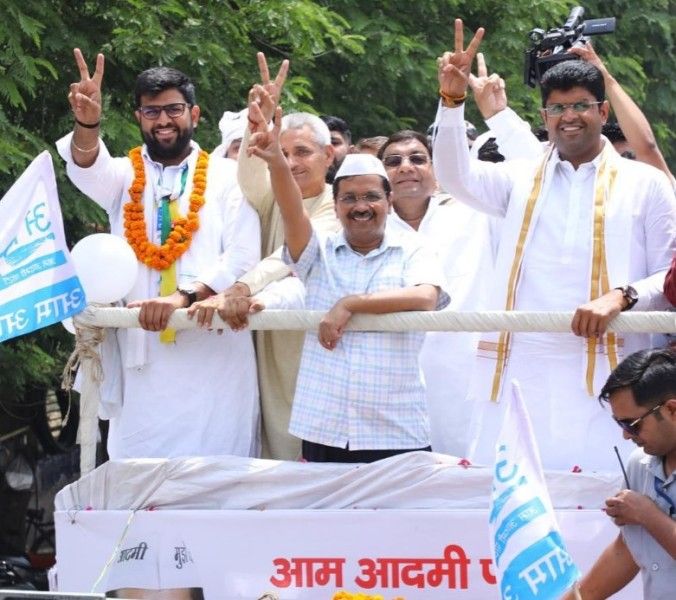 Digvijay Singh Chautala (left) campaigning with AAP's Arvind Kejariwal and Dushyant Chautala in 2019 MP elections