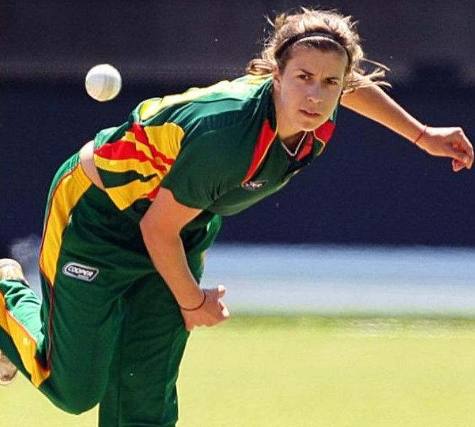 Erin Burns bowling for Tasmanian Roar