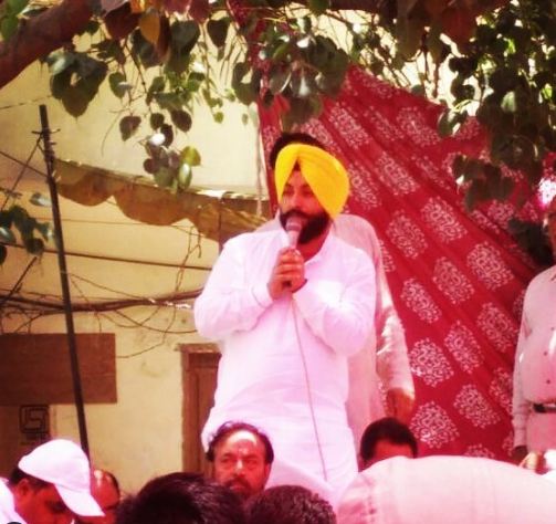 Harjot Singh Bains addressing the public at a social rally in Shri Anandpur Sahib