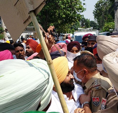 Harjot Singh Bains protesting against the Vaccine Scam of Captain Amrinder Singh's Government outside the residence of Health Minister Balbir Singh Sidhu