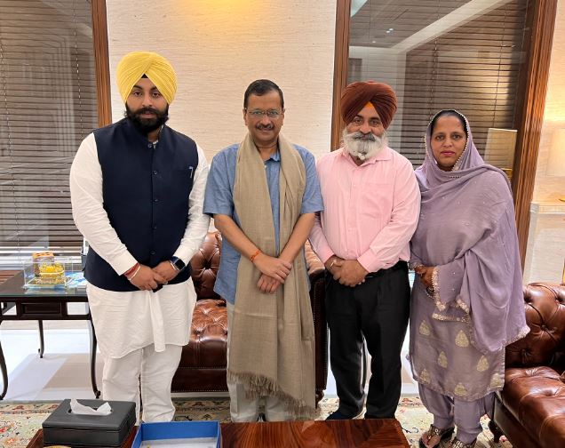 Harjot Singh Bains with his parents and Arvind Kejriwal