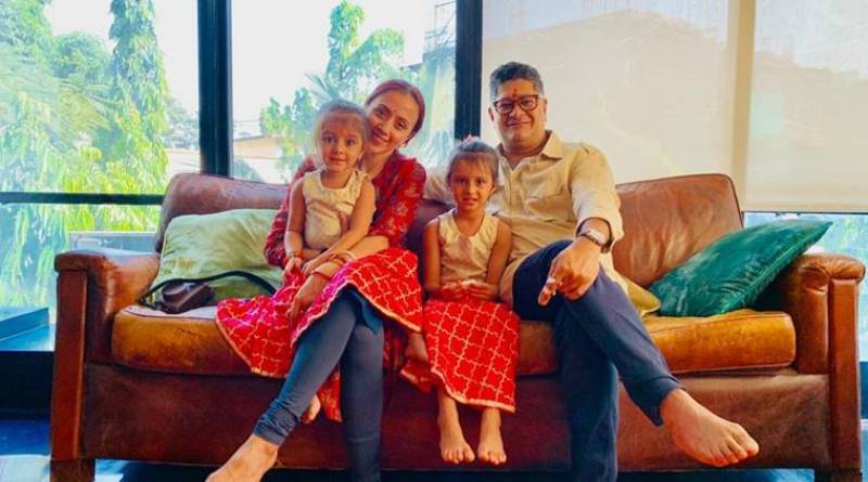 Ishitta Arun and Dhruv Ghanekar with their daughters