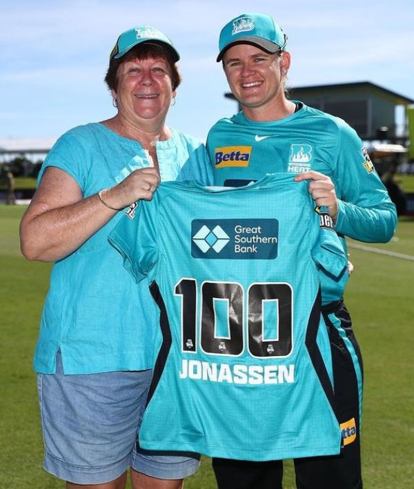 Jess Jonassen (middle) with her her mom celebrating her 100 appearances in the WBBL