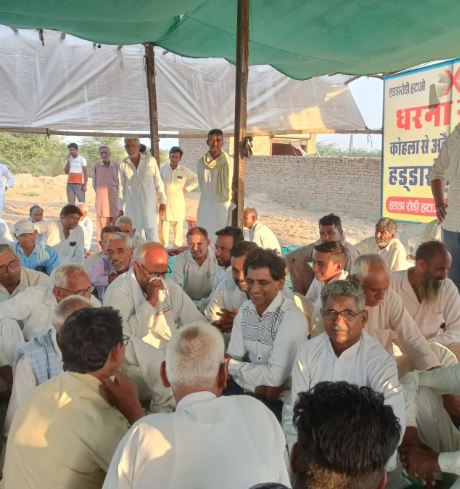 Khyali Saharan with AAP workers during a protest in Hanumangarh