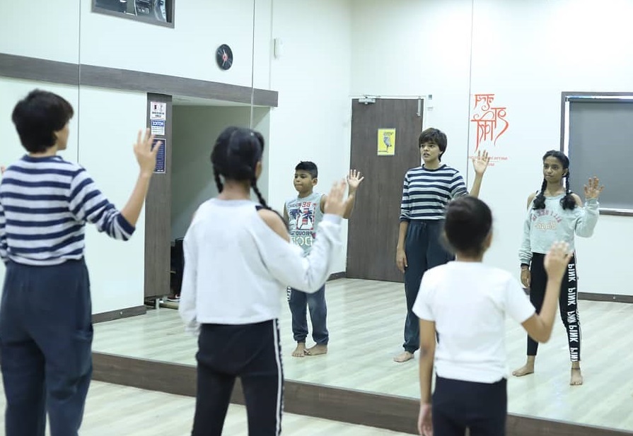 Lauren Robinson teaching theatre acting to students at the Nritya Shakti Studio