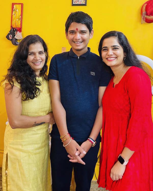 Madhu Markendeya (left) with her sister, Bhagyashree Mote (right) and her brother