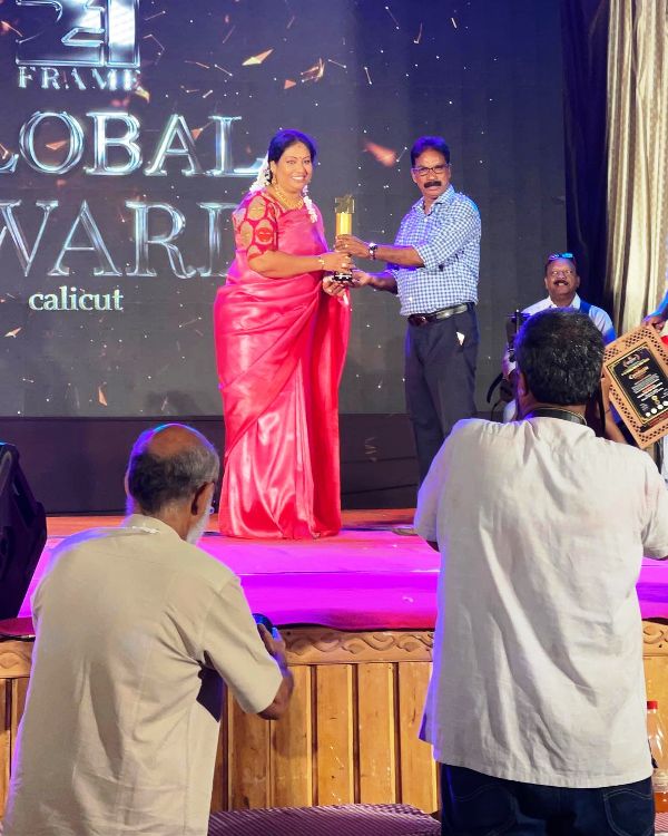 Maneesha receiving the 24 Frame Global Award