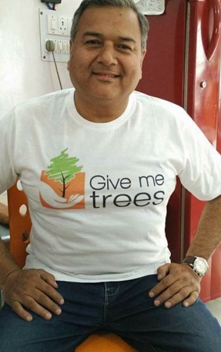 Peepal Baba wearing the T-shirt of Give Me Trees