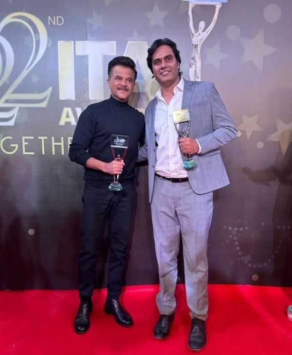 Raj Singh Chaudhary (right) wth Anil Kapoor after winning the Best Director award for Thar film