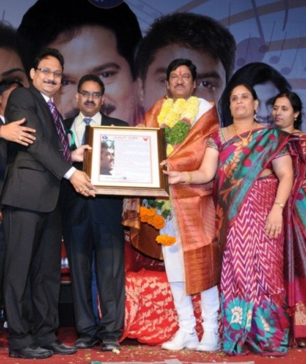 Rajendra Prasad being felicitated for his contribution to the film industry by the Telugu Kala Samithi in BahrainRajendra Prasad being felicitated for his contribution to the film industry by the Telugu Kala Samithi in Bahrain