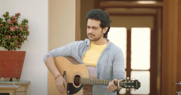 Raunaq Kamdar featured in the music video of the Hindi song Kahin Na Lage Mann